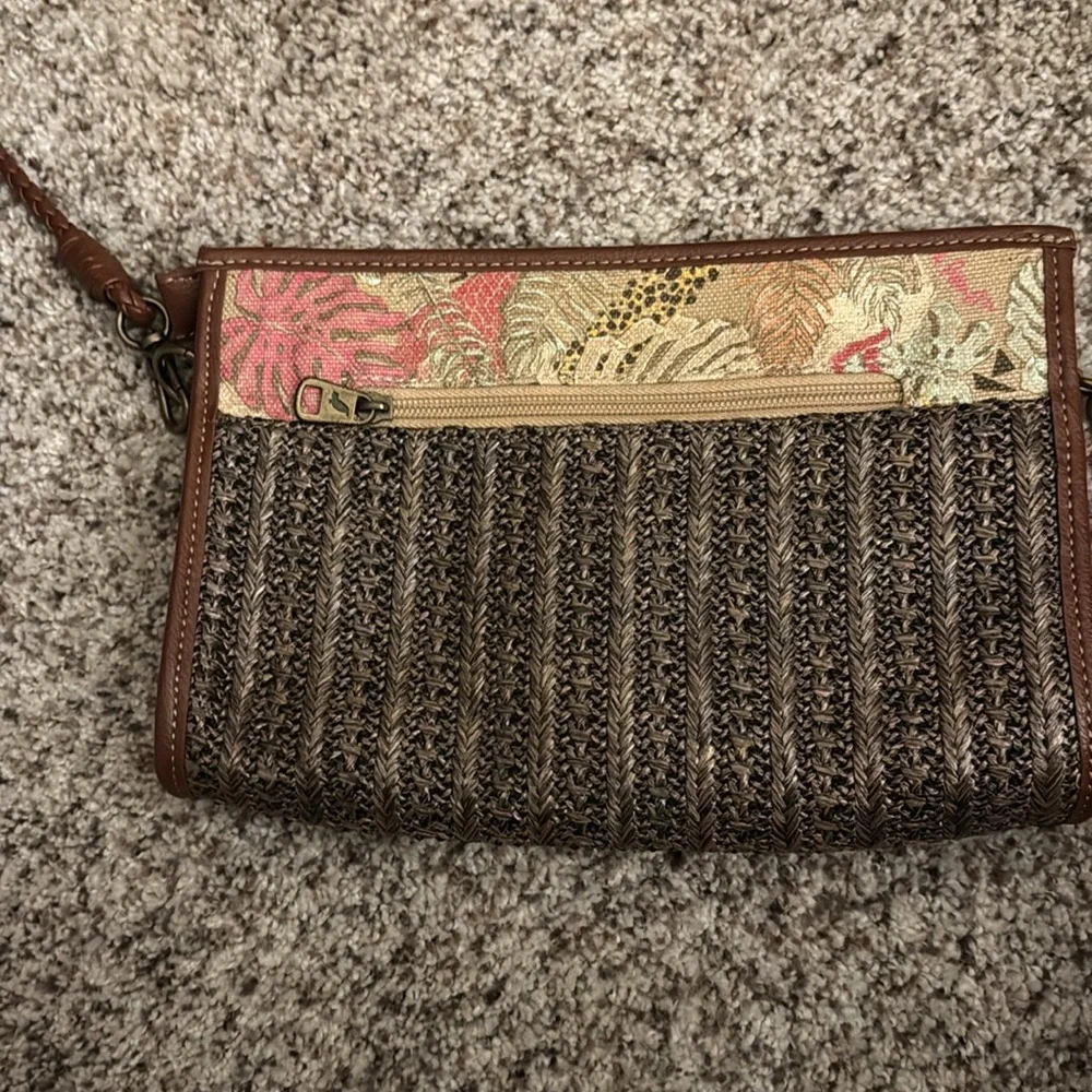 Like New SakRoots trendy fashionable shoulder bag gold thread & 21” strap - Picture 3 of 10